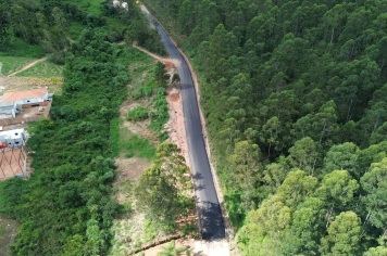 Asfaltamento avança na Av. Luiz Corrêa Cardoso e calçamento entra na fase final na Serra do Luís Cláudio