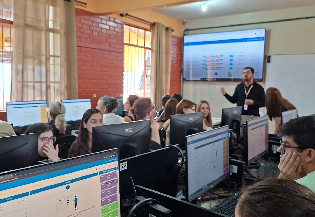Educação promove capacitação com profissionais da rede municipal na Escola Padre Pivato