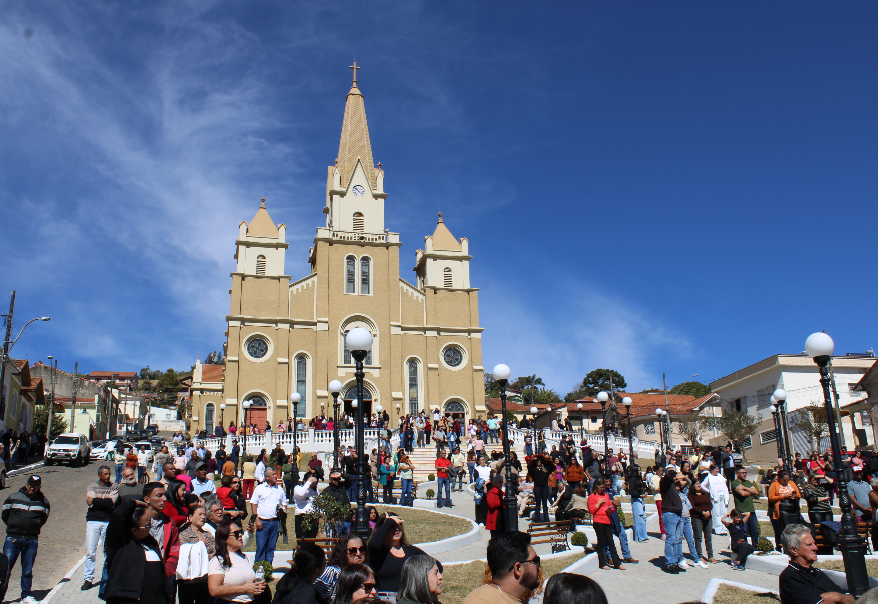 Praça Nossa Senhora de Lourdes é entregue à população com show de evangelização do Padre Joãozinho, SCJ