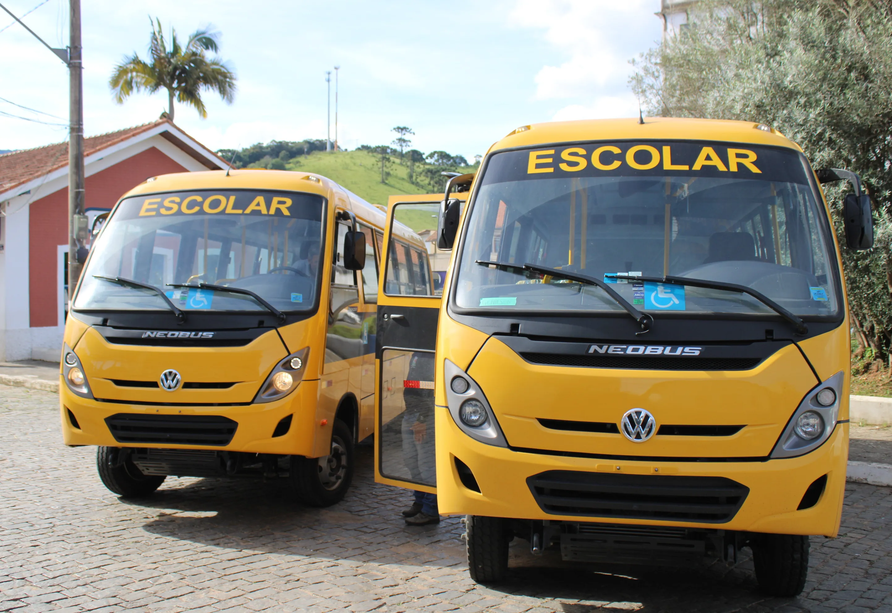 Maria da Fé recebe três micro-ônibus para reforçar o transporte escolar